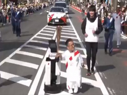 Robot helps carry the Tokyo 2020 Olympic torch | Robot helps carry the Tokyo 2020 Olympic torch