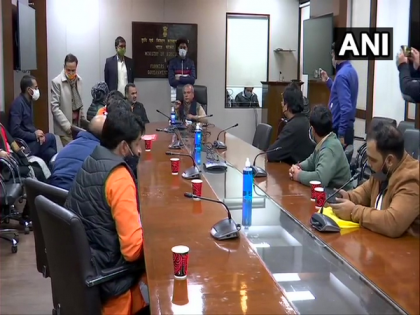 Farmers' delegation from UP meet Tomar, show support for farm laws | Farmers' delegation from UP meet Tomar, show support for farm laws Farmers' delegation from UP meet Tomar, show support for farm laws | Farmers' delegation from UP meet Tomar, show support for farm laws