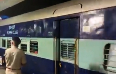 Smoke in Vivek Express: Panicked passengers deboard train | Smoke in Vivek Express: Panicked passengers deboard train