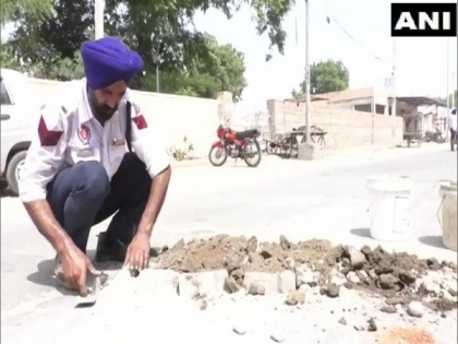 Punjab: Meet traffic cop who fills up potholes on Bhatinda roads | Punjab: Meet traffic cop who fills up potholes on Bhatinda roads