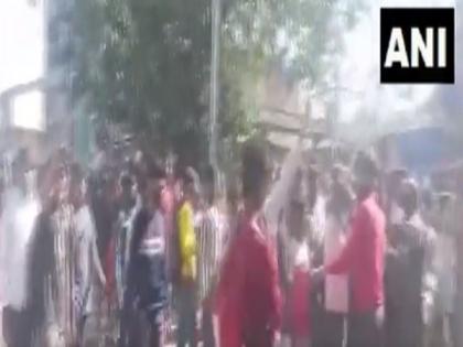 Maharashtra students protests outside State School Education Minster's residence against offline exams | Maharashtra students protests outside State School Education Minster's residence against offline exams