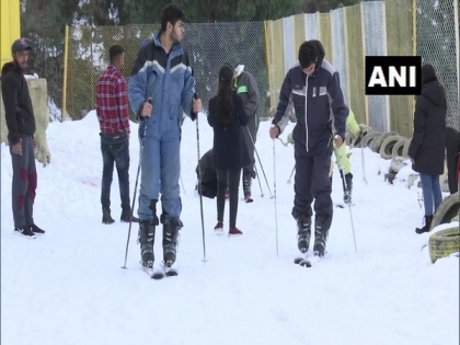 Snow-capped hills, adventure sports attract tourists to Himachal's Kufri | Snow-capped hills, adventure sports attract tourists to Himachal's Kufri