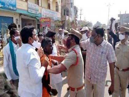 TRS leaders taken into preventive custody for trying to protest outside BJP meeting | TRS leaders taken into preventive custody for trying to protest outside BJP meeting TRS leaders taken into preventive custody for trying to protest outside BJP meeting | TRS leaders taken into preventive custody for trying to protest outside BJP meeting