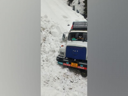 J-K: BRO rescues truck hit by avalanche at Dett Sirpaton | J-K: BRO rescues truck hit by avalanche at Dett Sirpaton