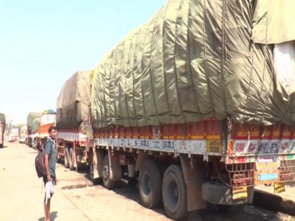 Truckers stranded in Kanpur due to coronavirus lockdown | Truckers stranded in Kanpur due to coronavirus lockdown