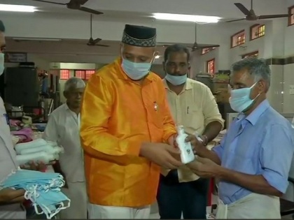COVID-19: TN Muslim League distributes hand sanitisers, face masks to elderly | COVID-19: TN Muslim League distributes hand sanitisers, face masks to elderly