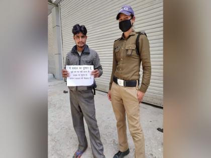 U'khand Police catches lockdown violators, click their photos with pamphlet reading 'enemy of society' | U'khand Police catches lockdown violators, click their photos with pamphlet reading 'enemy of society'