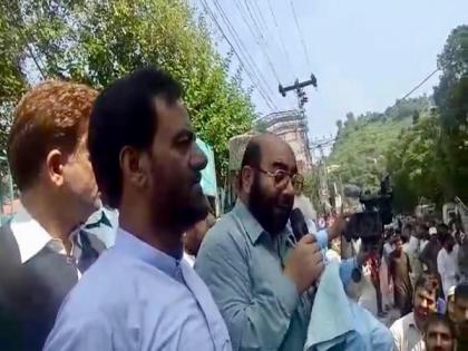 Caught on cam: Pak cleric instigates crowd for jihad against India | Caught on cam: Pak cleric instigates crowd for jihad against India