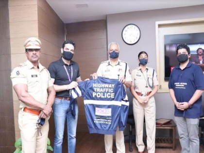 ACKO expresses gratitude to Maharashtra Highway Traffic Police by donating safety jackets | ACKO expresses gratitude to Maharashtra Highway Traffic Police by donating safety jackets