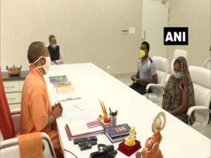 Family members of cop who lost his life in ecounter in Kanpur's Bikru village meet UP CM | Family members of cop who lost his life in ecounter in Kanpur's Bikru village meet UP CM