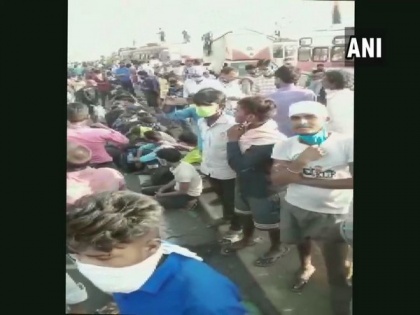 Migrant workers allowed to go to UP after being stopped at Maharashtra-Madhya Pradesh border | Migrant workers allowed to go to UP after being stopped at Maharashtra-Madhya Pradesh border