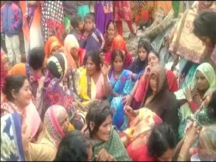 Man beaten to death in UP's Deoria for protesting daughter's molestation | Man beaten to death in UP's Deoria for protesting daughter's molestation Man beaten to death in UP's Deoria for protesting daughter's molestation | Man beaten to death in UP's Deoria for protesting daughter's molestation