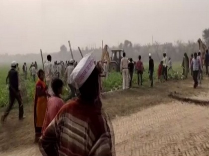 Trans Ganga city protest: Agitated farmers pelt stones at JCB machine over non-fulfilment of demands in Unnao | Trans Ganga city protest: Agitated farmers pelt stones at JCB machine over non-fulfilment of demands in Unnao