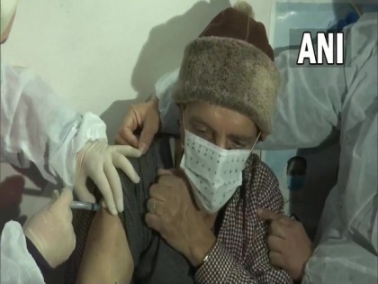 J-K: Administration of COVID-19 precaution dose to frontline, healthcare workers, senior citizens begins in Srinagar | J-K: Administration of COVID-19 precaution dose to frontline, healthcare workers, senior citizens begins in Srinagar