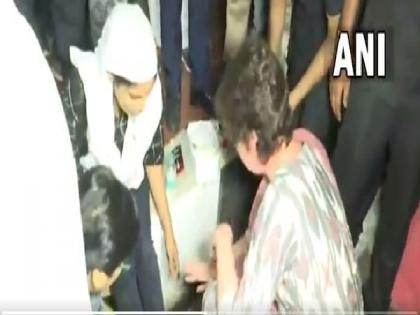 Congress leader Priyanka Gandhi provides first aid to accident victim on her way to Agra | Congress leader Priyanka Gandhi provides first aid to accident victim on her way to Agra