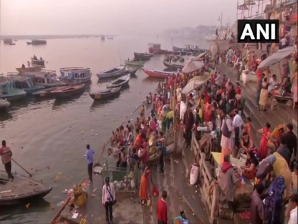 Devotees take holy dip in Ganga on Basant Panchami | Devotees take holy dip in Ganga on Basant Panchami