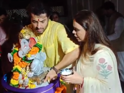 Sharad Malhotra participates in Ganesha Visarjan with wife Ripci Bhatia | Sharad Malhotra participates in Ganesha Visarjan with wife Ripci Bhatia Sharad Malhotra participates in Ganesha Visarjan with wife Ripci Bhatia | Sharad Malhotra participates in Ganesha Visarjan with wife Ripci Bhatia