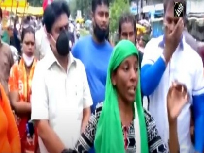 Vegetable vendor in Indore expresses her agony on civic body in English | Vegetable vendor in Indore expresses her agony on civic body in English