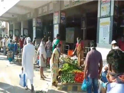 Locals in Andhra's Chittoor defy lockdown after govt extended timings of vegetable markets | Locals in Andhra's Chittoor defy lockdown after govt extended timings of vegetable markets