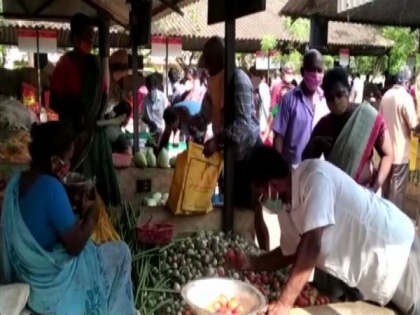 People throng vegetable market in Madurai | People throng vegetable market in Madurai