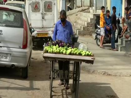 Tea, juice vendors resort to selling fruits, vegetables due to lockdown | Tea, juice vendors resort to selling fruits, vegetables due to lockdown