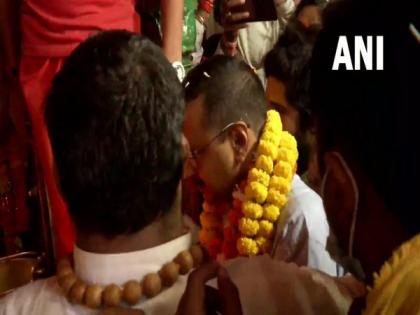 Delhi CM offers prayer at Hanuman Garhi temple in Ayodhya | Delhi CM offers prayer at Hanuman Garhi temple in Ayodhya