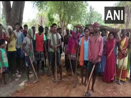 Villagers construct 3 km long road in Chhattisgarh's Rajnandgaon | Villagers construct 3 km long road in Chhattisgarh's Rajnandgaon