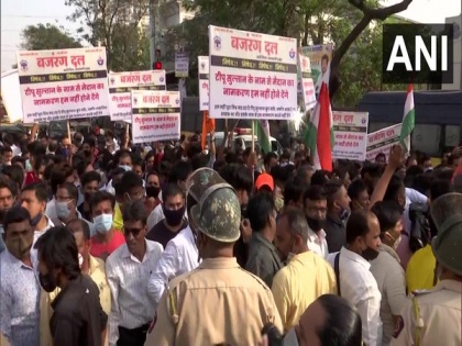 Mumbai police arrest Bajrang Dal workers protesting against naming of sports complex after Tipu Sultan | Mumbai police arrest Bajrang Dal workers protesting against naming of sports complex after Tipu Sultan