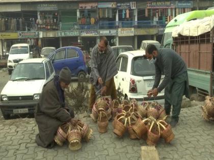 Kangri fire pots in great demand during winter in Kashmir | Kangri fire pots in great demand during winter in Kashmir