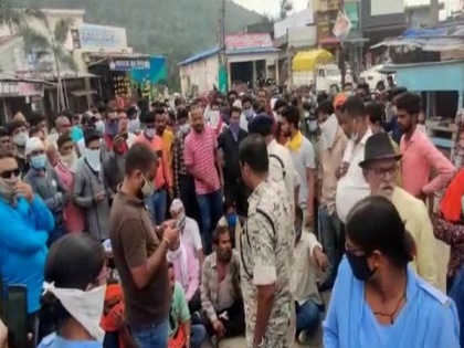 Journalist alleges assault by Congress workers in Chhattisgarh's Kanker, video goes viral | Journalist alleges assault by Congress workers in Chhattisgarh's Kanker, video goes viral