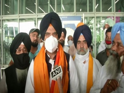 Sikh man's turban 'removed' in WB march: Delhi delegation to meet Governor | Sikh man's turban 'removed' in WB march: Delhi delegation to meet Governor