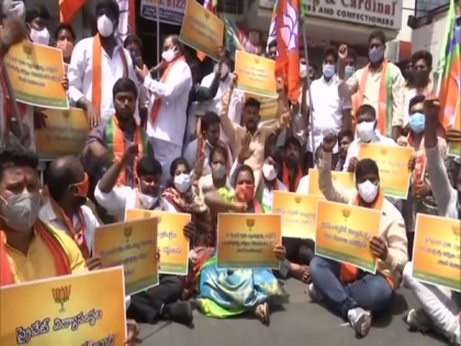 BJYM workers in Hyderabad stage protest against 'overcharging' by private institutions | BJYM workers in Hyderabad stage protest against 'overcharging' by private institutions