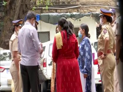 Women's commission member meets family of Sakinaka rape victim, DGP | Women's commission member meets family of Sakinaka rape victim, DGP
