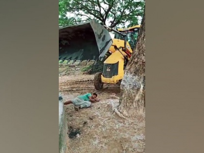 Telangana: One held for hitting man on head with excavator machine arm | Telangana: One held for hitting man on head with excavator machine arm