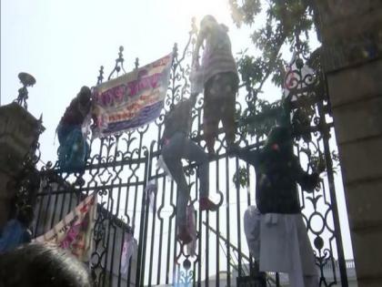 Teachers association in West Bengal stages protest outside Assembly | Teachers association in West Bengal stages protest outside Assembly