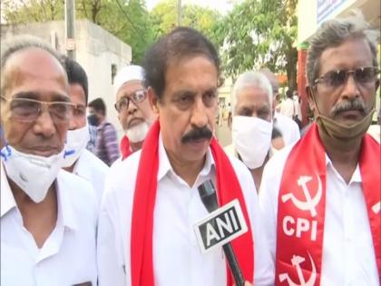 Left leaders visit Eluru hospital, demand probe into 'mysterious' disease, compensation | Left leaders visit Eluru hospital, demand probe into 'mysterious' disease, compensation Left leaders visit Eluru hospital, demand probe into 'mysterious' disease, compensation | Left leaders visit Eluru hospital, demand probe into 'mysterious' disease, compensation