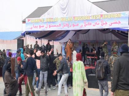 Thousands turn up at Chilla Kalan music festival organised by Army in J-K's Shopian | Thousands turn up at Chilla Kalan music festival organised by Army in J-K's Shopian Thousands turn up at Chilla Kalan music festival organised by Army in J-K's Shopian | Thousands turn up at Chilla Kalan music festival organised by Army in J-K's Shopian