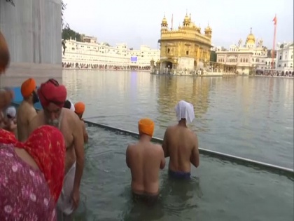 Devotees take holy dip in Golden Temple 'sarovar' on Baisakhi | Devotees take holy dip in Golden Temple 'sarovar' on Baisakhi