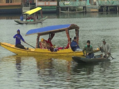 As tourists start arriving in J-K, Dal Lake houseboat owners hope to recover earlier losses | As tourists start arriving in J-K, Dal Lake houseboat owners hope to recover earlier losses