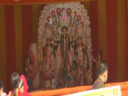 Devotees throng temple in Delhi on 'Maha Ashtami' | Devotees throng temple in Delhi on 'Maha Ashtami'