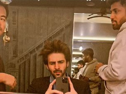 Kartik Aaryan shares mirror selfie from 15 hour 'Shehzada' shoot | Kartik Aaryan shares mirror selfie from 15 hour 'Shehzada' shoot