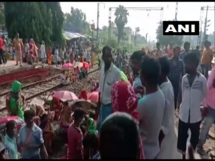 Protesters block railway tracks in Hooghly, demand train services | Protesters block railway tracks in Hooghly, demand train services