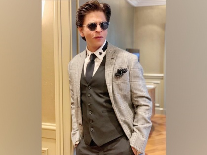 SRK wishes all fathers beautiful moments with their munchkins on Father's Day | SRK wishes all fathers beautiful moments with their munchkins on Father's Day