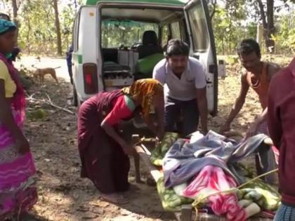 No proper roads, locals carry pregnant woman on makeshift stretcher for over 5 km to reach ambulance in Chhattisgarh | No proper roads, locals carry pregnant woman on makeshift stretcher for over 5 km to reach ambulance in Chhattisgarh No proper roads, locals carry pregnant woman on makeshift stretcher for over 5 km to reach ambulance in Chhattisgarh | No proper roads, locals carry pregnant woman on makeshift stretcher for over 5 km to reach ambulance in Chhattisgarh