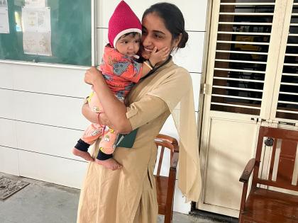 Guj woman constable wins hearts for caring for infant during exam | Guj woman constable wins hearts for caring for infant during exam