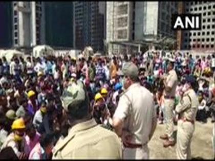 Workers protest, pelt stones at Diamond Bourse office in Surat | Workers protest, pelt stones at Diamond Bourse office in Surat