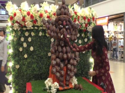 Surat woman makes Ganesha idol with 201 coconuts | Surat woman makes Ganesha idol with 201 coconuts