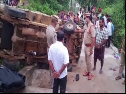 6 killed as vehicle overturns in Andhra's East Godavari | 6 killed as vehicle overturns in Andhra's East Godavari