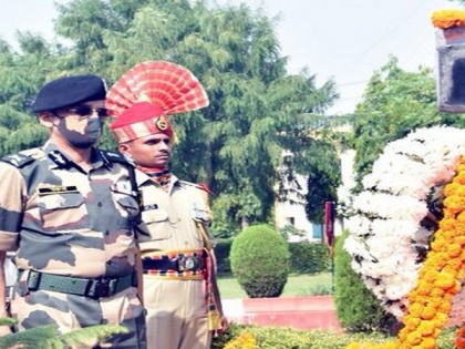BSF DG pays homage at War Memorial in Amritsar | BSF DG pays homage at War Memorial in Amritsar