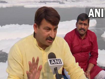 BJP's Manoj Tiwari rides boat in toxic foam-covered Yamuna in Delhi | BJP's Manoj Tiwari rides boat in toxic foam-covered Yamuna in Delhi